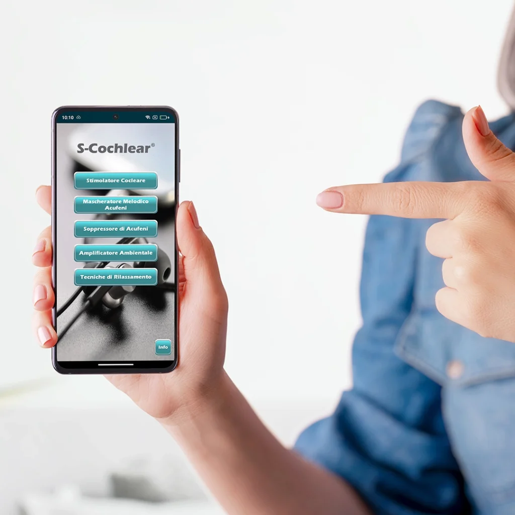 Mano che regge uno smartphone con l'app S-Cochlear e i suoi menu, mentre l'altra mano indica lo schermo